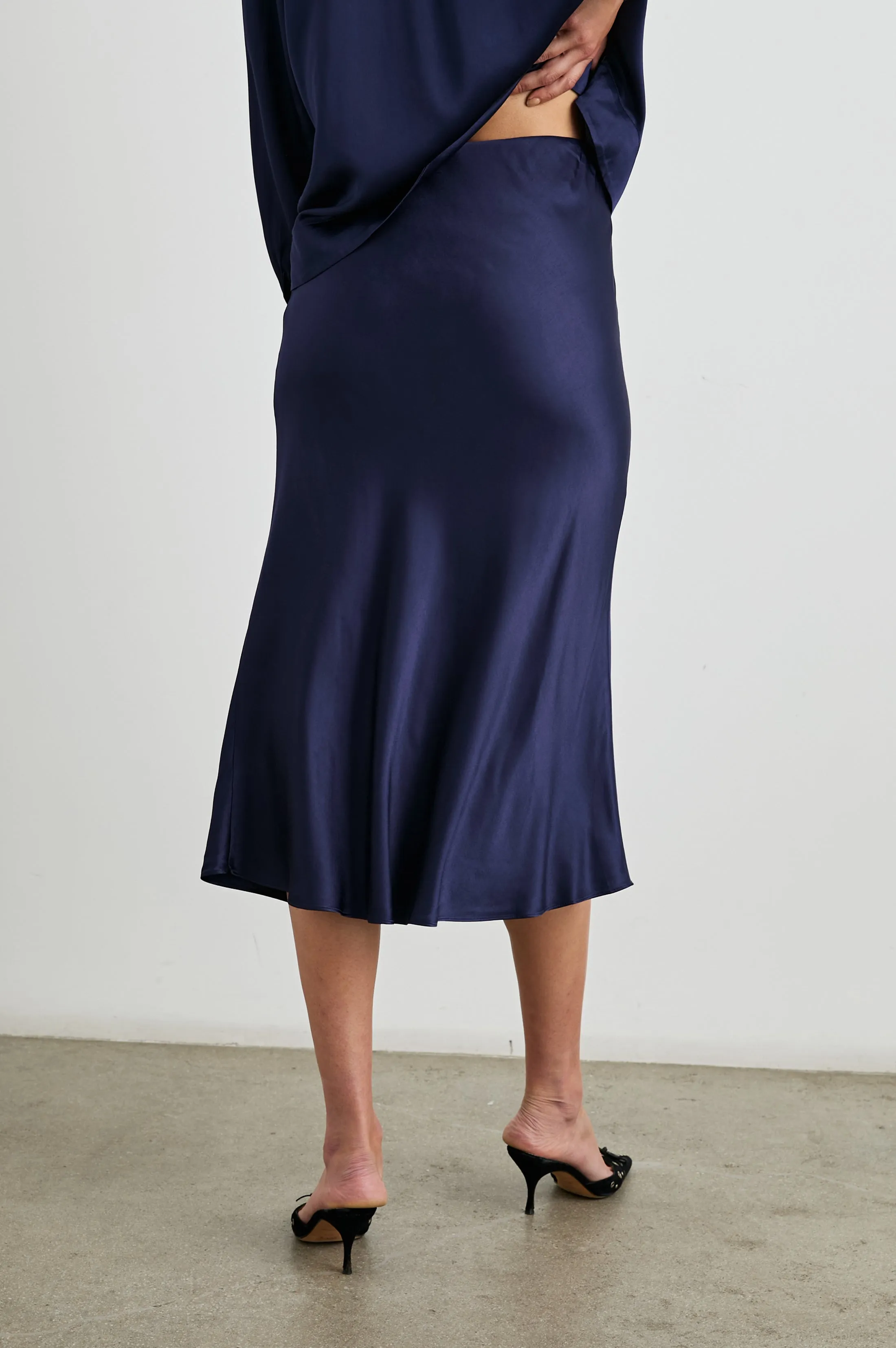 ANYA SKIRT - NAVY