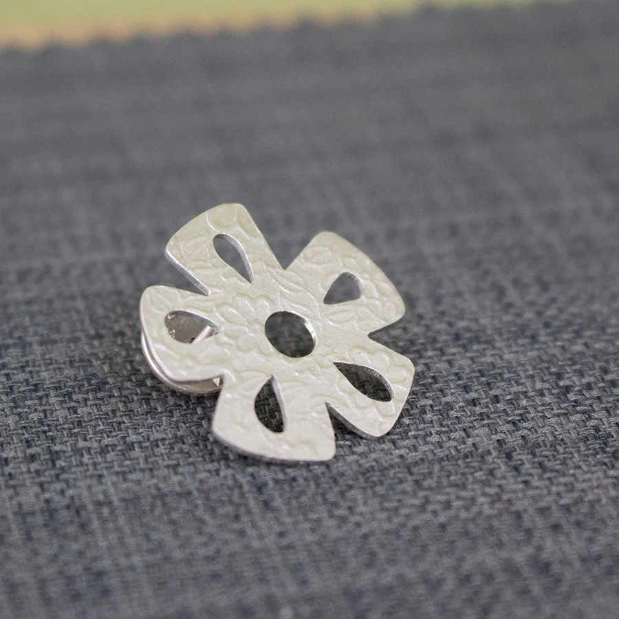 Small Daisy Pin